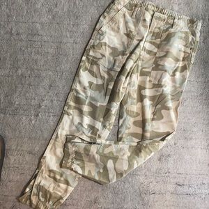 Gap stretch elastic waist Camo pants with elastic cuffed ankles with zipper